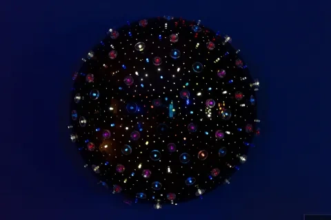 Aerolito, plexisklo a neón