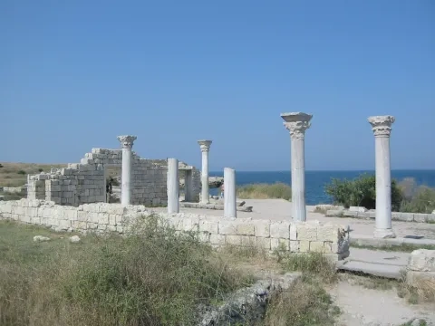 Tzv. malý Chersonésos, zvyšky stĺpov baziliky z 11. stor., areál archeologického múzea pri meste Sevastopoľ