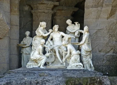 Apolón obsluhovaný nymfami