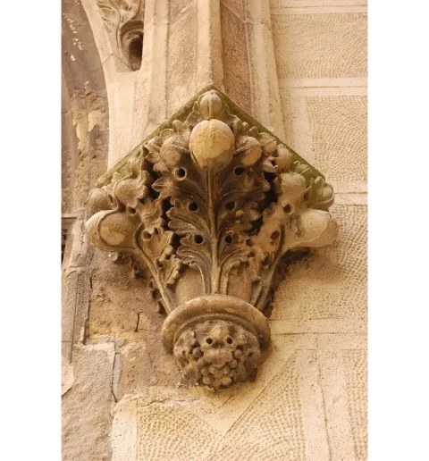 Gotická, akantom zdobená konzola, 14. – 15. stor., portál Kostola sv. Benedikta, Hronský Beňadik