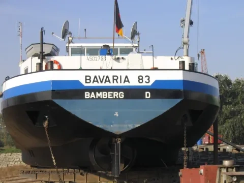 Zrkadlová korma riečnej nákladnej lode