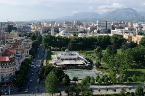Hlavné mesto Tirana, v pozadí horský masív Dajtit

