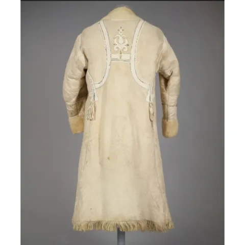 M﻿užský kožuch zdobený na chrbte koženou aplikáciou a strapcami, Záhorie, začiatok 20. storočia