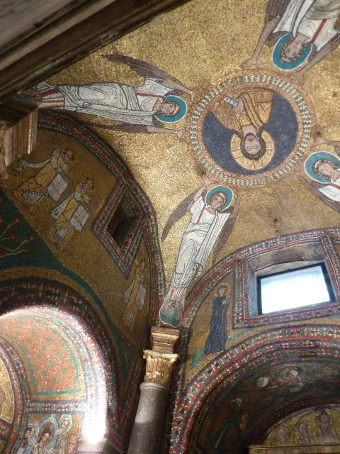 Mozaiková výzdoba klenby Kaplnky sv. Zénóna v Bazilike Santa Prassede, Rím, 1. tretina 9. stor.
