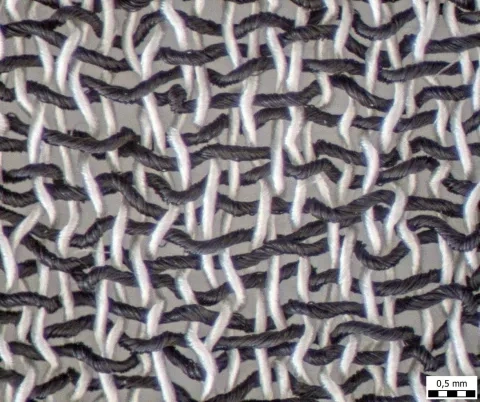 Krepový povrch vytvorený tkaním v krepovej﻿ väzbe s použitím krepových nití﻿ s vysokým zákrutom