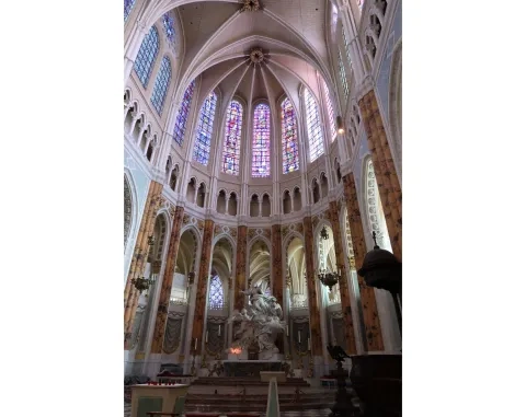 Pohľad do chóru a na hlavný oltár