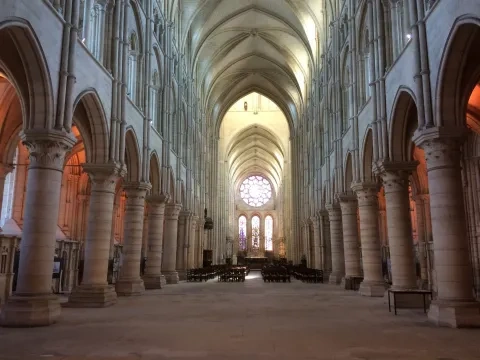 Hlavná loď katedrály Notre-Dame v Laone, od okolo 1160 (pohľad smerom do svätyne)