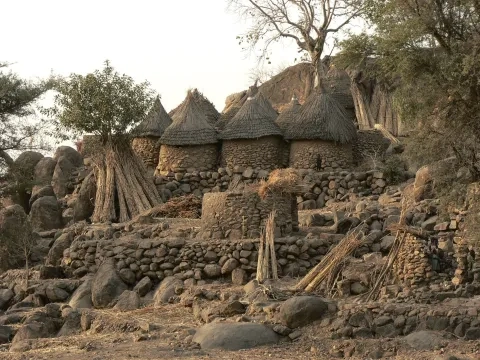 Obydlia v osade Djingliya v pohorí Mandara, severná časť krajiny
