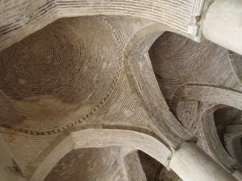 Tehlové kupolové klenby hypostylovej haly Piatkovej mešity (Džámí masdžid) v Isfaháne, Irán, 1. tretina 12. stor.
