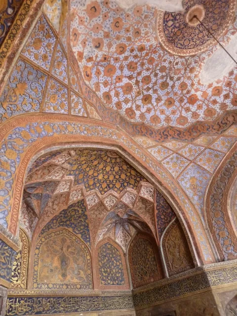 Zlátenými a polychrómovanými štukami zdobené klenby v mauzóleu Akbara Veľkého v Sikandre v Ágre, India, 1605 – 13