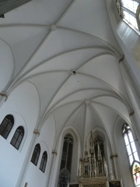 Gotická rebrová krížová klenba v presbytériu Kostola narodenia Panny Márie, Marianka, po 1377