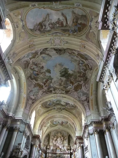 Baroková klenba (pruská placka) zdobená freskami a štukami v Kostole sv. Jána Krstiteľa, Jasov, 1745 – 66