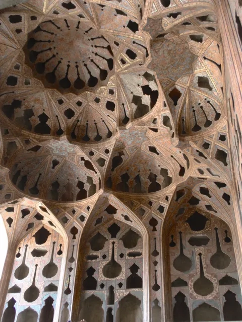 Islamská prerezávaná klenba zdobená maľbou v paláci Álí Kápú, Isfahán, Irán, okolo 1660