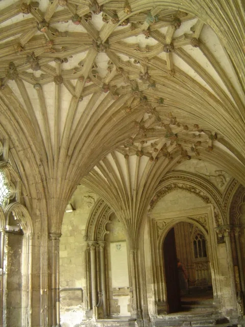 Vejárové rebrové klenby v ambite Veľkého rajského dvora katedrály v Canterbury, 1397 – 1444