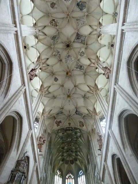 Krúžená rebrová neskrogotická klenba v popredí (1. pol. 15. stor.) a vzadu v presbytériu sieťová rebrová klenba