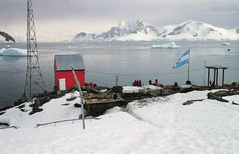 Antarktický polostrov, argentínska stanica Almirante Brown