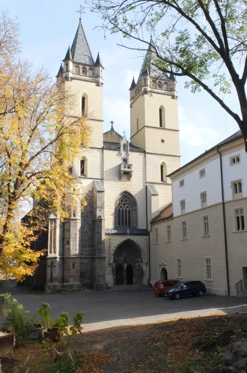 Priečelie Kostola sv. Benedikta, vpravo budova kláštora