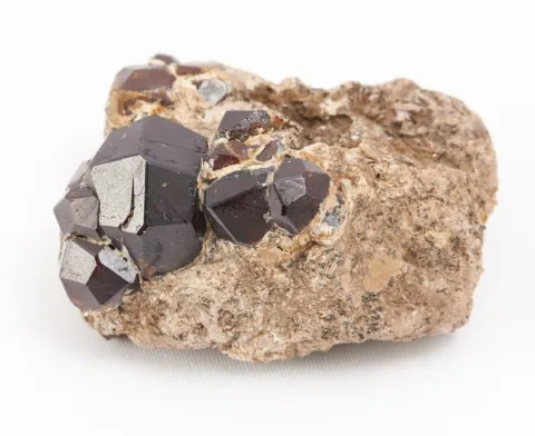 G﻿ranát na kaolinickej hornine, Ocna de Fier, Rumunsko, Slovenské banské múzeum v Banskej Štiavnici