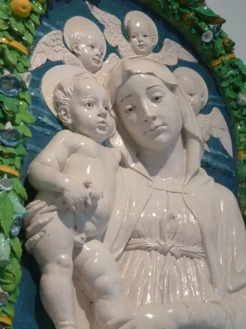 Andrea della Robbia: Madona s dieťaťom, glazovaná terakota, 1487 – 88