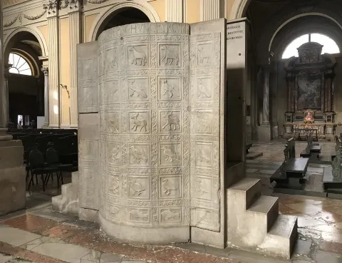 Ambona biskupa Agnella, 557 – 570, katedrála (dóm) v Ravenne