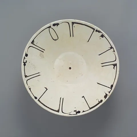 Keramika: miska zdobená arabským písmom, glazovaná hrnčina s podglazúrovým dekorom, Irán, Níšápúr, 10. stor.