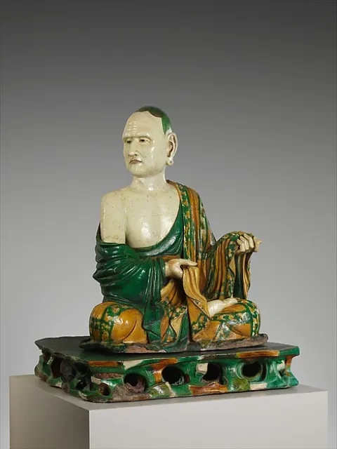 Keramika: Buddhistický svätec, glazovaná kamenina, Čína, okolo 1000 n. l.