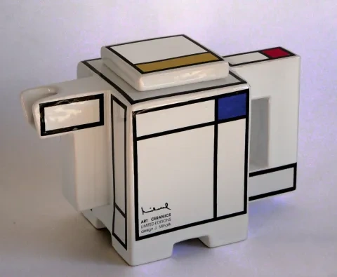 Juraj Mihalík: čajník Mondrian, glazovaná terakota zdobená vypaľovacími nálepkami, 1993