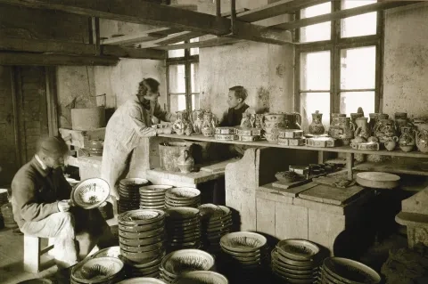 Pohľad do interiéru keramikárskej dielne v Modre, 20. roky 20. storočia