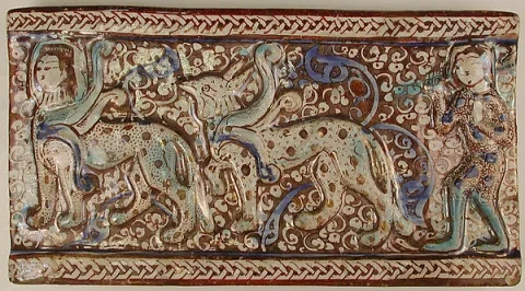 Kachlica s figurálnymi motívmi, glazovaná terakota zdobená listrom a podglazúrovou maľbou, Irán, 13. stor.