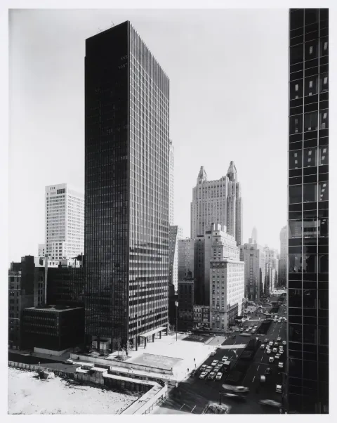 Ezra Stoller: Ludwig Mies van der Rohe, budova spoločnosti Seagram, New York, 1958