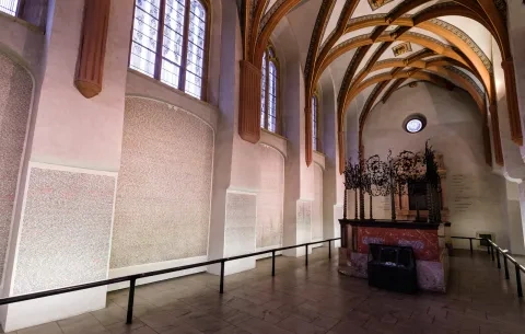 Pamätník obetí šoa z českých krajín v Pinkasovej synagóge, menný zoznam obetí holokaustu.