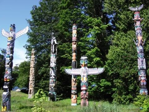 Indiánske totemy v mestskom parku Stanley Park na okraji mesta Vancouver (provincia Britská Kolumbia)
