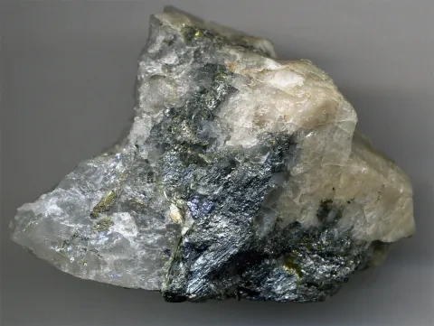 Bizmutinit v pegmatitickom granite, Moly Hill, Quebec, Kanada
