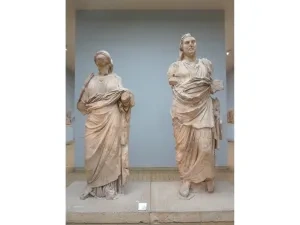 Fragmenty sôch Mausólosa a jeho manželky Artemisie II., okolo 350 pred n. l., Britské múzeum, Londýn