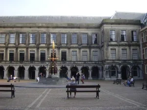 Fontána so sochou kráľa Viliama II. z roku 1885 od P. Cuypersa, v pozadí administratívna budova vlády, Binnenhof
