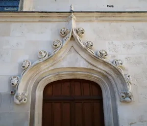 Kraby v tvare stočeného listu, biskupský palác v Beauvais, Francúzsko, začiatok 16. stor.