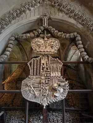Erb Schwarzenbergovcov vytvorený z kostrových ostatkov, Kostol všetkých svätých﻿, Kutná Hora-Sedlec