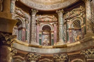 Červený kláštor, polychrómovaná výzdoba interiéru (4. stor.)