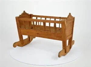 Kolíska, vyrezávaná bez dekoru, Múzeum mesta Bratislavy