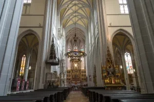 Košický dóm, hlavná loď a presbytérium s Oltárom sv. Alžbety