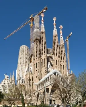 Antonio Gaudí: katedrála Sagrada Familia, od 1884

