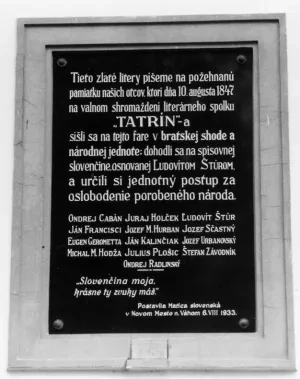 Čachtice, pamätná tabuľa na budove fary, kde sa v auguste 1847 konalo výročné zhromaždenie spolku Tatrín
