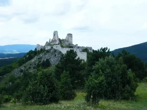 Zrúcaniny Čachtického hradu koniec 20. stor.