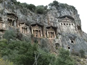 Kári, skalné hroby v meste Kaunos, 4. – 2. stor. pred n. l.
