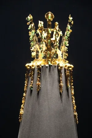 Zlatá kráľovská koruna z obdobia Zjednotená Silla, 668 – 935, múzeum v Kjongdžu, Kórejská republika