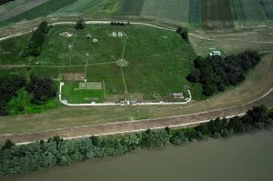Letecký pohľad na archeologický areál so zvyškami bývalého kastelu

