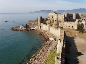 Hrad Mamure Kalesi v Kilikii na pobreží Stredozemného mora, 12. stor.
