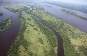 Kongo, letecký pohľad na rieku v blízkosti mesta Kisangani