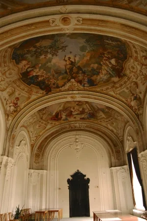Interiér kaštieľa, pôvodného Kostola sv. Jána Krstiteľa, s freskami J. W. Bergla, 1774