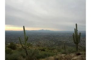 Pohľad na mesto Tucson z horského chrbta Blackett's Ridge